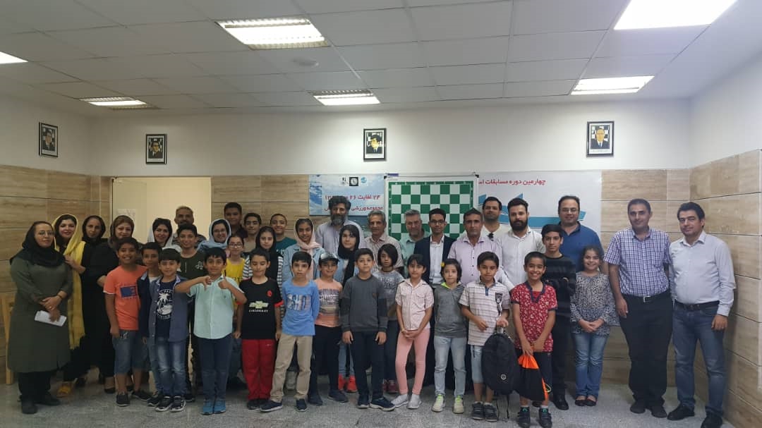 شطرنج بازان به مناسبت گرامیداشت روز کیش و هفته وحدت با یکدیگر رقابت کردند