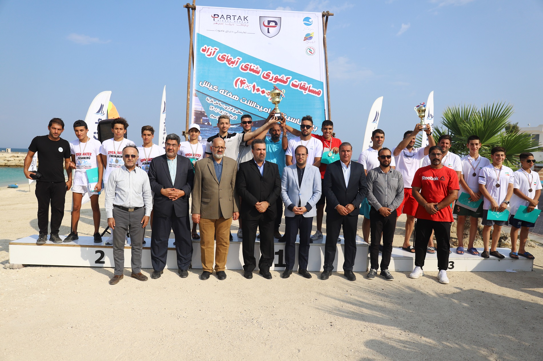 اهدای جوایز مسابقات لیگ کشوری شنای آبهای آزاد در جزیره کیش