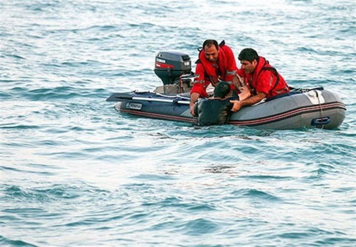 نجات جان یک جوان در محدوده آبهای جزیره کیش