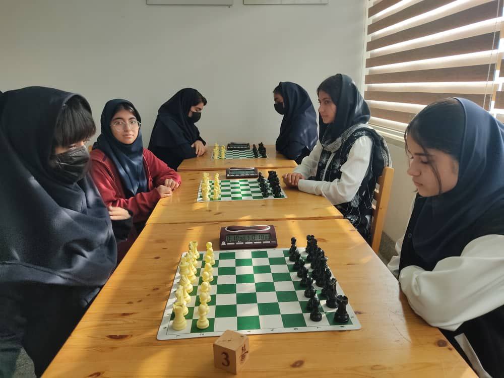 به مناسبت ایام الله دهه فجر المپیاد شطرنج دانش آموزی دختران کیش برگزار شد 