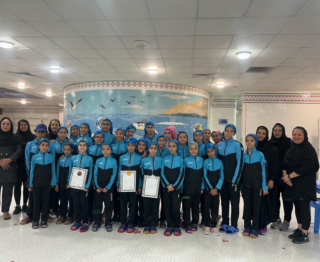 مسابقات شنا جام رمضان در بخش بانوان برگزار شد
