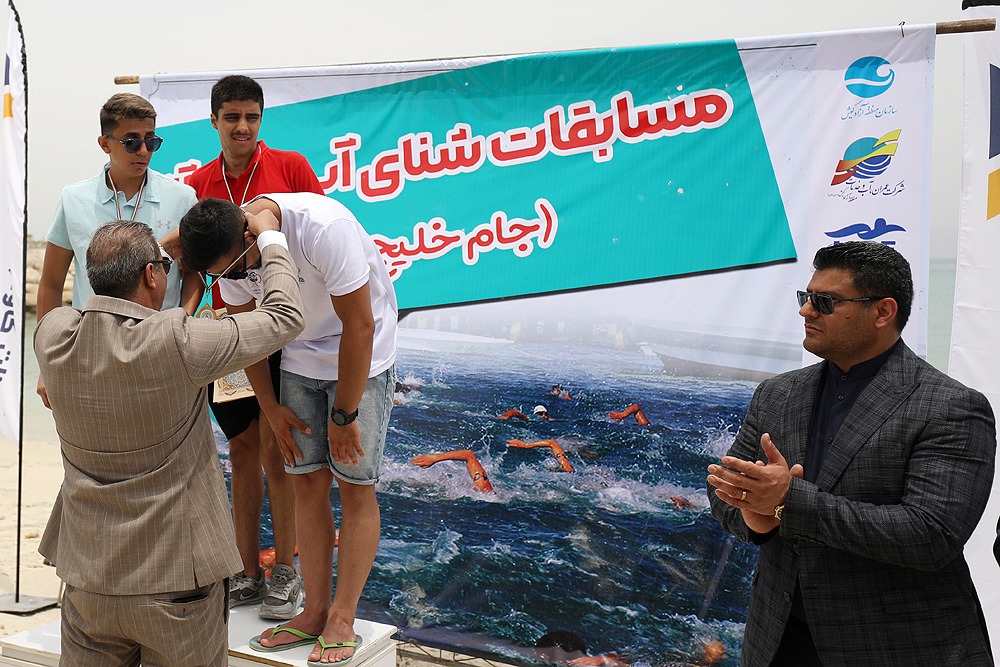 اهدای جوایز مسابقات کشوری شنای آب های آزاد جام خلیج فارس 