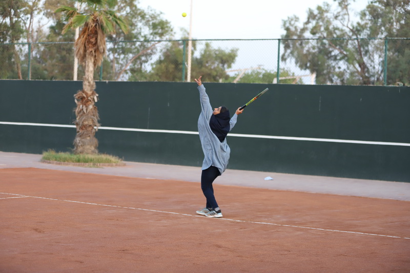 نیکی ثابتی بر سکوی قهرمانی مسابقات تنیس جام رمضان ایستاد