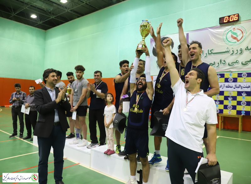 تیم شارستان بر سکوی قهرمانی مسابقات والیبال جام رمضان ایستاد