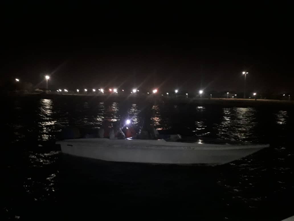 نجات یک شناور تفریحی همراه با ۵ نفر سرنشین در آب های ساحلی کیش توسط نیروهای اداره امور دریایی 