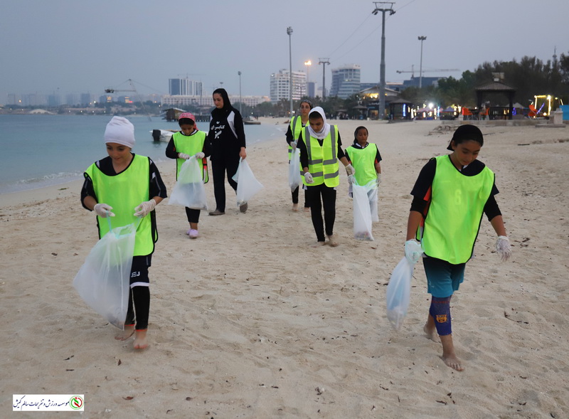 پاکسازی ساحل جزیره کیش توسط ورزشکاران دختر هیأت هندبال برگزار شد